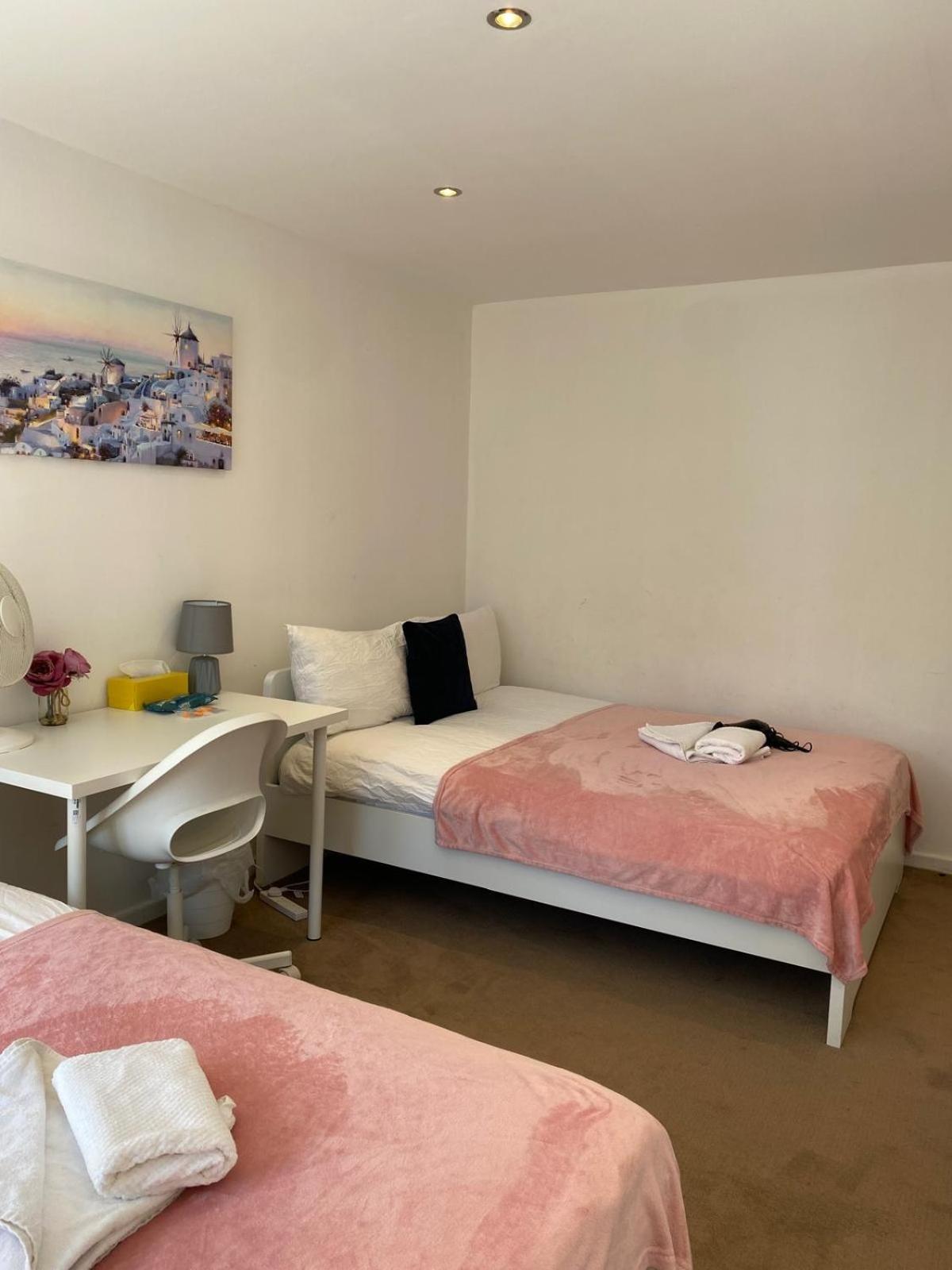 Homestay Fabulous Private Bedrooms Near Euston Station, *
